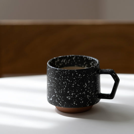 CHIPS stack mug. -SPLASH- BLACK-WHITE